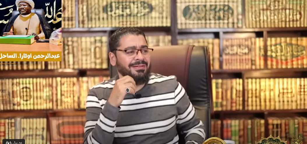 معمم شيعي يعجز عن الرد أمام أسئلة رامي عيسى حول علم الإمام علي (فيديو)