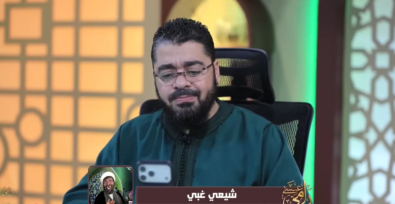 رامي عيسى يواجه متصلًا شيعيًا بأسئلة حول السيستاني والاستغاثة بآل البيت (فيديو)