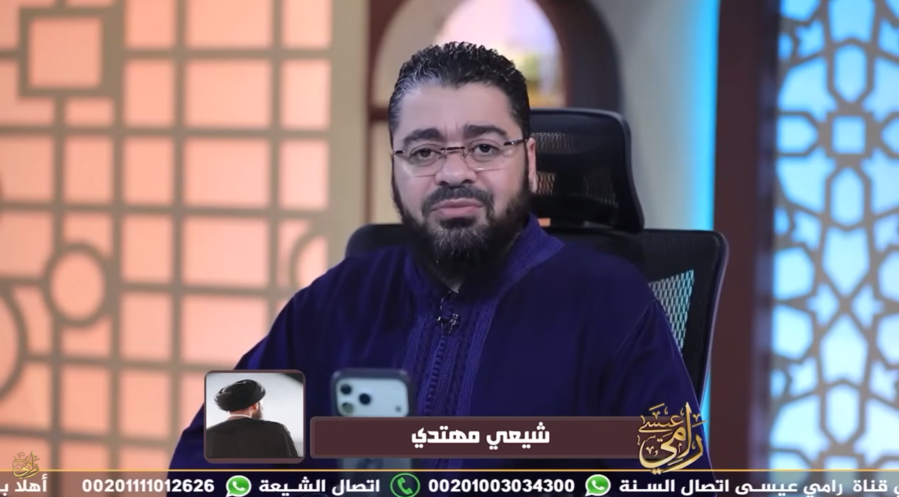 رامي عيسى يجيب عن أسئلة شيعي أعلن هدايته حول الصلاة: تفاصيل التشهد والقنوت والجهر (فيديو)