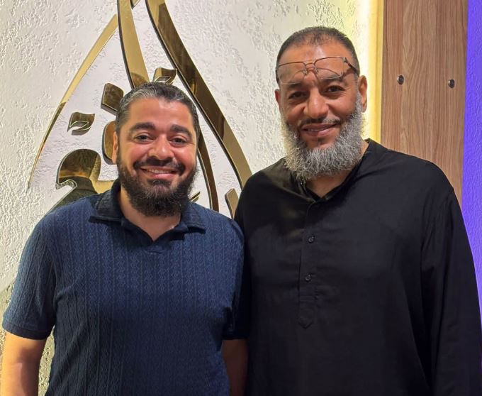 وليد إسماعيل يثير تفاعلًا بصورة تجمعه برامي عيسى.. ويعلق: «قريبًا بإذن الله»