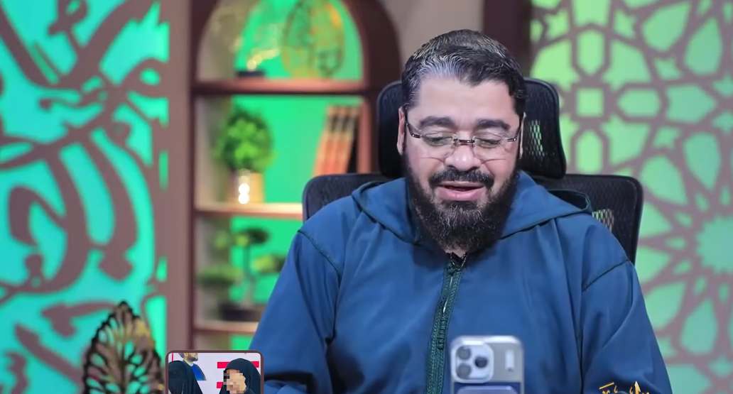 رامي عيسى يحاور متصلة شيعية عراقية حول الصلاة وأهل البيت والعصمة.. ماذا دار بينهما؟