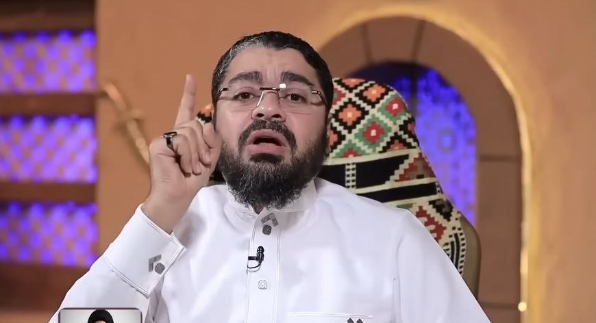 رامي عيسى يرد على متصل صرخي بشأن معاوية.. ويستشهد بكتب عن موقف أحمد بن حنبل (فيديو)